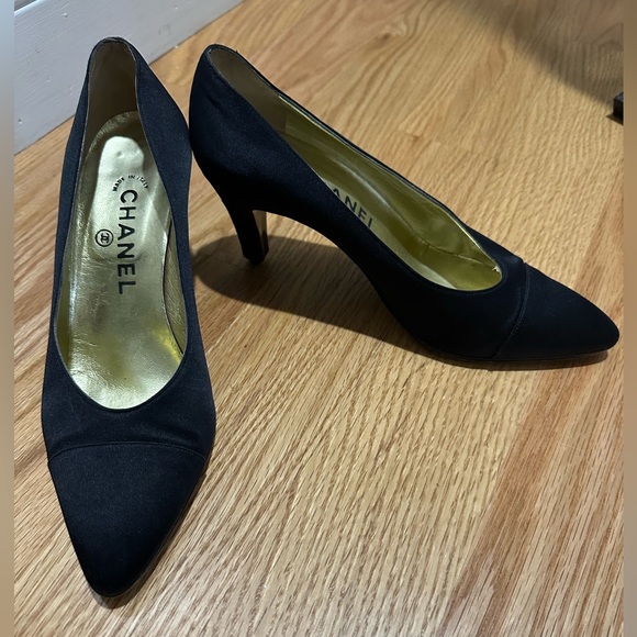 Chanel Black Pumps! - Picture 3 of 5